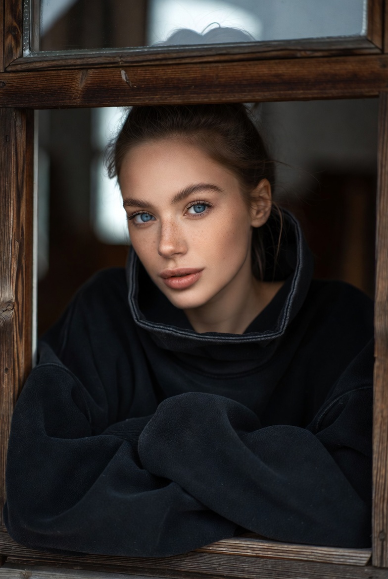 Pencerede Sinematik Fotoğraf Oluşturma Prompt Görseli