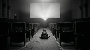 Boş Sinema Salonunda Yalnız Çocuğun Belgesel Fotoğrafı Prompt Görseli