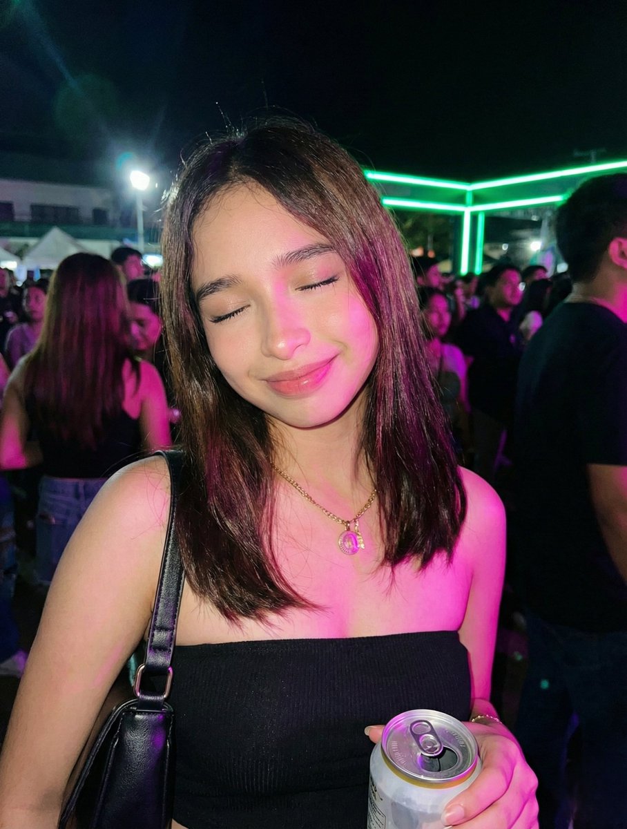 Neon Işıklı Gece Etkinliği Portresi Prompt Görseli