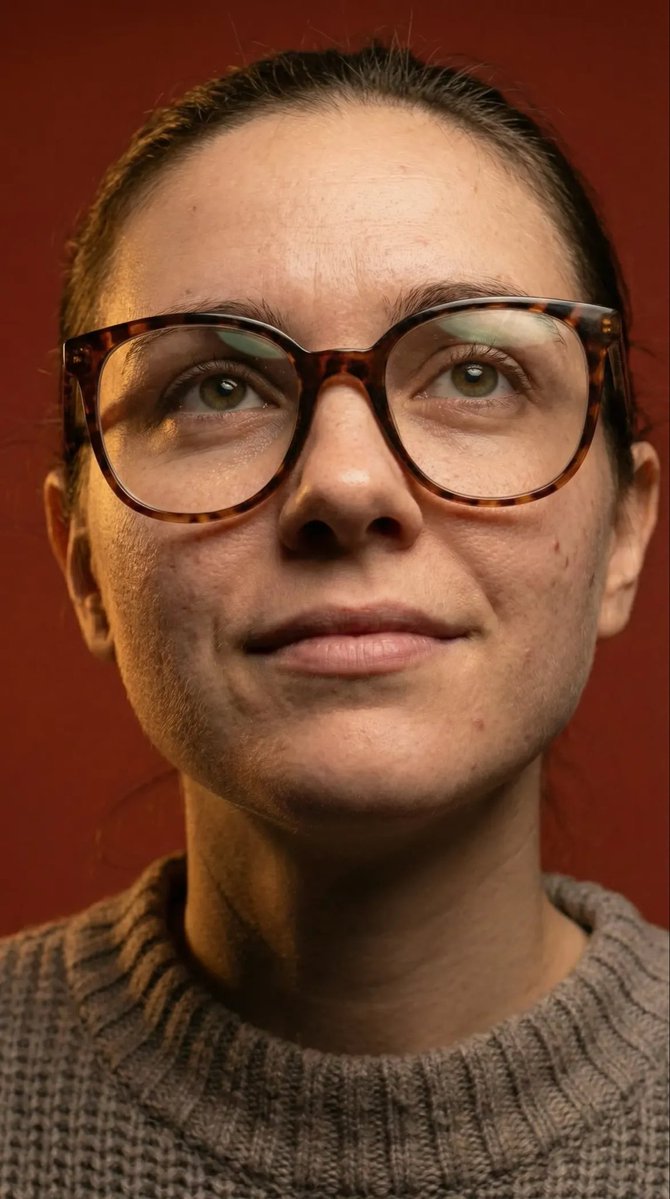 Kadın Portresi Gözlükle Yakın Çekim Promptu Prompt Görseli